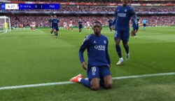 「信じられない…」PSG10番の“神業ボレー弾”に世界騒然！「なんてゴールだ」「ダイレクトでこれは上手すぎ」アーセナル守備陣を破壊した神コースの一撃【CL準決勝】