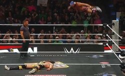 ヘッドバッドを“仕掛けた方が失神”する前代未聞の珍事「なんでそうなる？」「コントかよ」