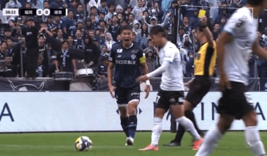 “豹変”に騒然！ 福岡DFが危険キック被害に大悶絶→いきなり復活で激怒「ガッツリ蹴り上げてる」「めちゃくちゃ大丈夫だったw」
