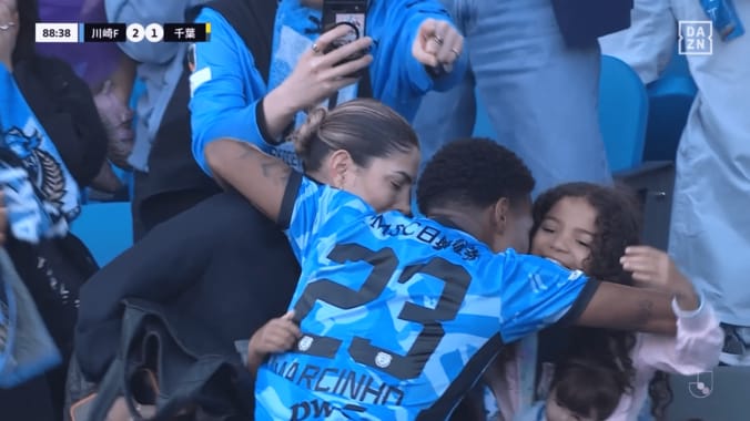 「早退かと思った笑」川崎FW、前代未聞の“観客席で家族とハグ”にSNS騒然！「映画すぎる」警告覚悟セレブレーションの感動秘話とは？ 5枚目