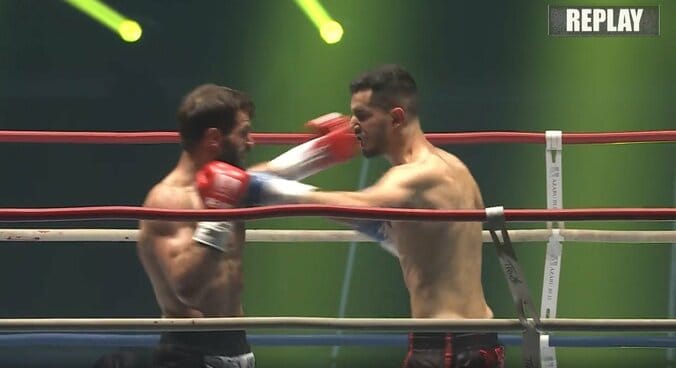 左フックを一閃