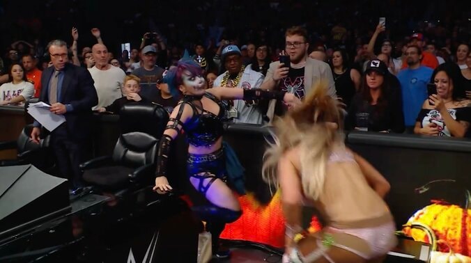 シャーロット“緊急回避”で毒霧がスタッフへ…