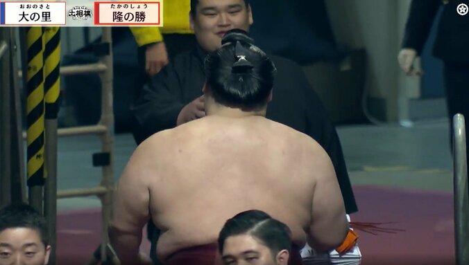 誇らしげな表情で出迎える付け人