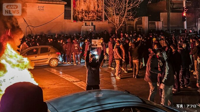 2026年1月9日、イランの首都テヘランで行われた抗議活動で、道路を封鎖して集まった国民たち（写真：Abaca/アフロ）