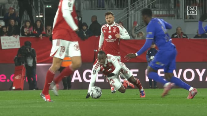 「シミュレーションだろ！」南野拓実への“謎のイエローカード”にファン騒然…「審判にはうんざり」「ファウルすらない」微妙すぎる判定の瞬間 5枚目