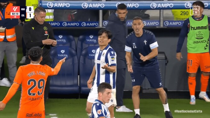 久保建英が激昂！敵を突き飛ばして口論…「めっちゃイライラしてる」「ついに感情爆発」「早くしろ！ってアピール」ソシエダは6試合未勝利で欧州行き絶望的 2枚目