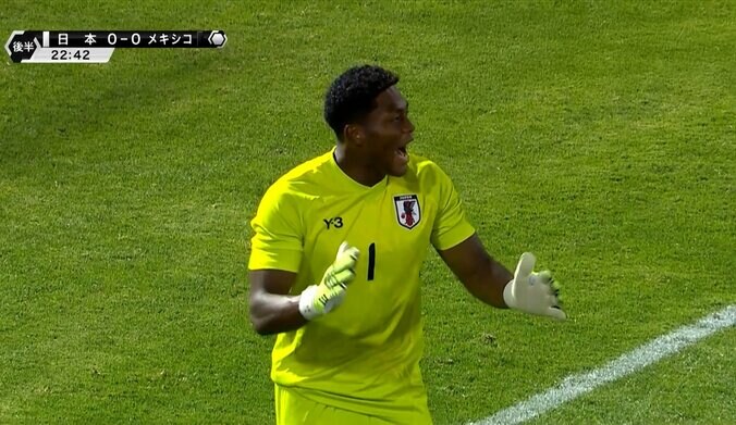 【写真・画像】PKなしで物議！日本代表FWが突き飛ばされる…「こんなダーティーを許していいのか」「審判が見てない」ボール無関係のファウルをVARも見逃した瞬間　1枚目