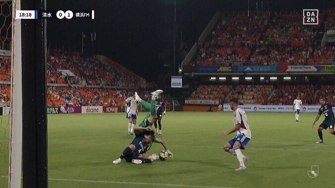 「大丈夫か？」「結構やばい倒れ方」味方同士が危険な衝突→大転倒でスタジアム騒然「ケガだけはやめてくれ」 5枚目