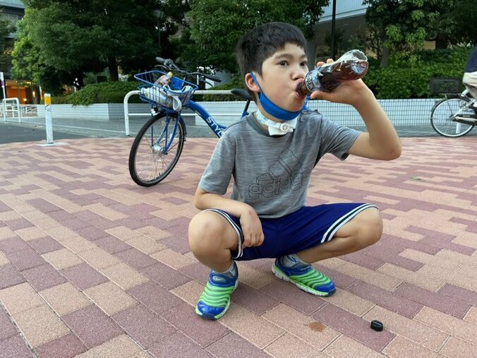  野田聖子氏、息子の休日を公開「自転車のって～ウーロン茶飲んで～」  1枚目