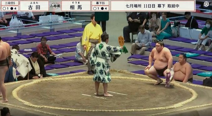 発生確率0.05%の“珍手”に館内ざわめき 「決まり手は何?」「珍しい勝ち方」滅多にない光景にファンも注目 4枚目