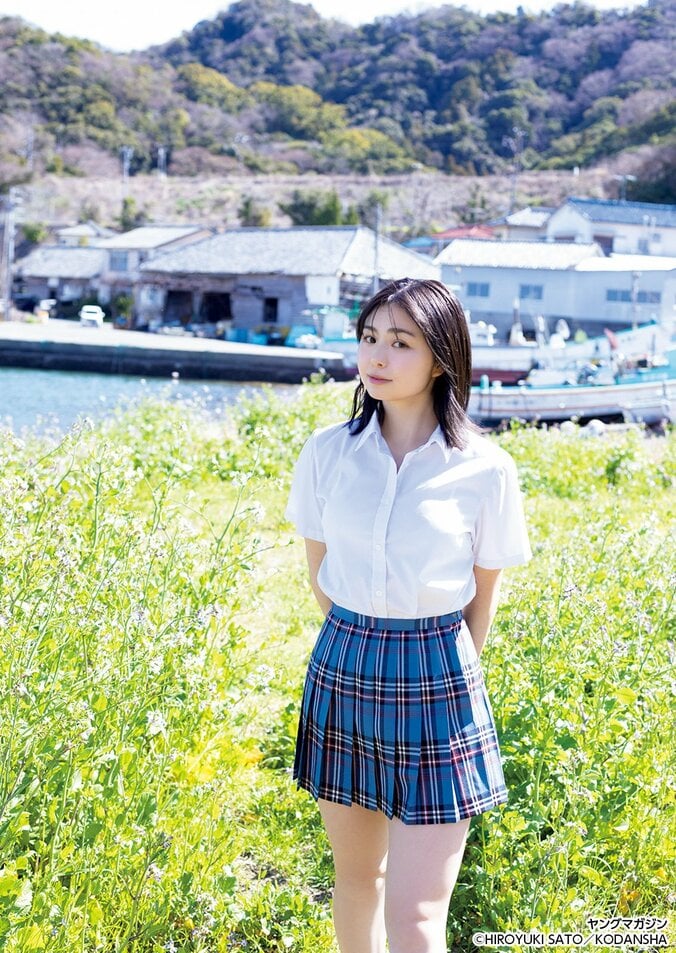 愛くるしい“たぬき顔”の若手女優 小島のり佳が眩しい初水着グラビア 『ヤンマガ』登場 1枚目