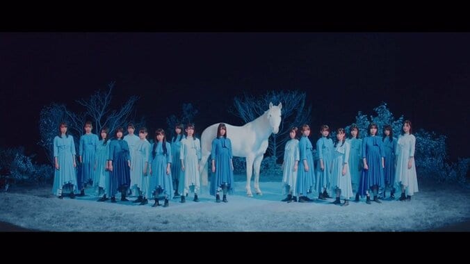 日向坂46、新曲「青春の馬」MVが解禁 小坂菜緒と濱岸ひよりがペアで軽快なステップ踏む 1枚目