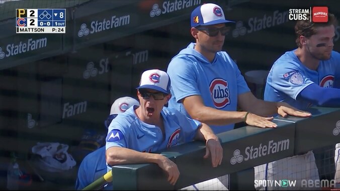 球場騒然！鈴木誠也、“疑惑の判定”に憮然…まさかの三振宣告に大きくリアクション 現地実況「6インチも高く外れていた」 2枚目