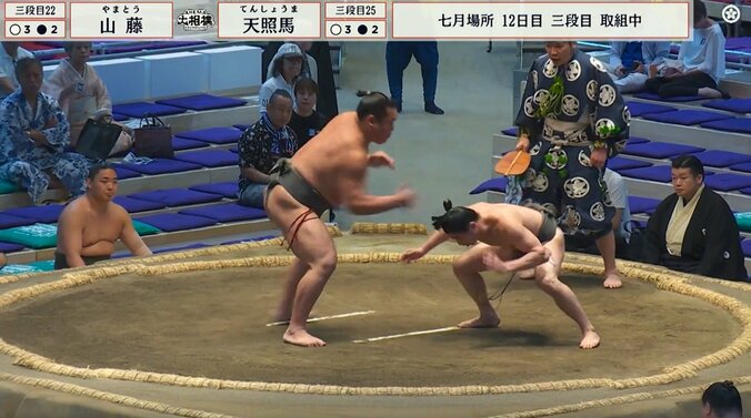 「ビンタも関係ねぇ」細マッチョ力士、巨漢の張り手を“避けまくる”衝撃光景 驚異の身体能力で形勢逆転の押し出し 館内喝采 4枚目