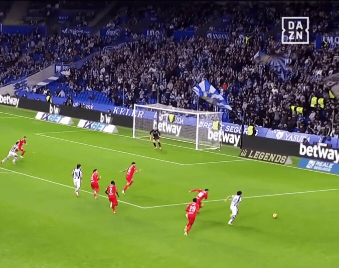 突破する久保建英