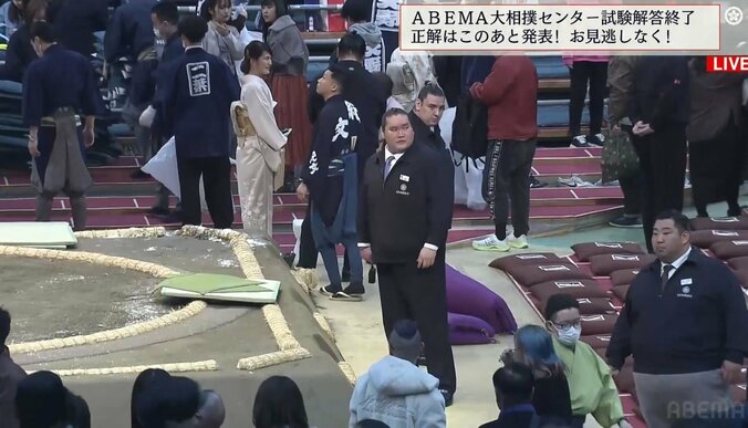 鋭い目つきで警備職を全うする照ノ富士