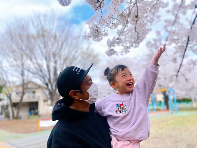  パンサー尾形の妻、花見中の親子ショットを公開「とても素敵」「微笑ましい」の声  1枚目