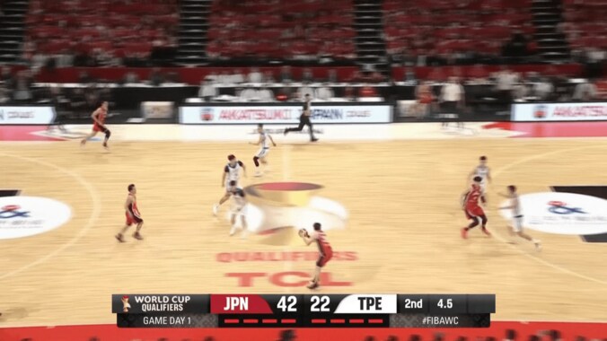「もう漫画だ」富永啓生、残り３秒で“神業ディープスリー”炸裂！「お祭り騒ぎ」「本当に美しい」２Ｑ連続のブザービーターが話題【バスケ日本代表】 4枚目