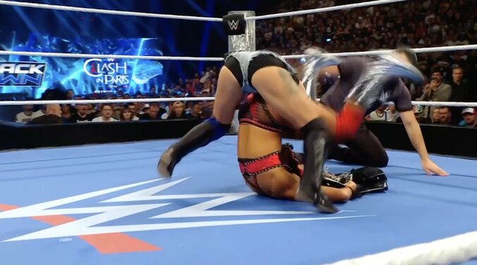 キアナは一瞬でミチンに丸め込まれ、約5秒で3カウントを献上