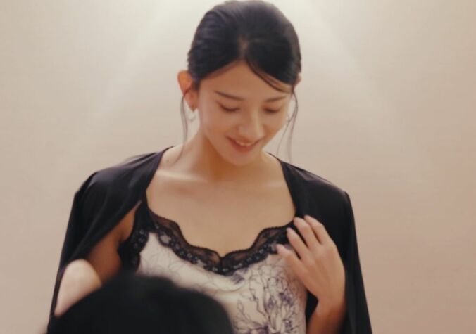 【写真・画像】異次元スタイルのモテNo.1美女、ランジェリー風のセクシー部屋着で悩殺！イケメン俳優がメロメロに　1枚目