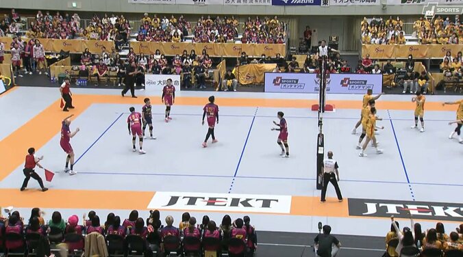 「痛っ！！」審判がフラッグで選手を“打ち付ける”珍光景 男子バレー、205センチポーランド代表が悲痛な表情を浮かべた真相に放送席も失笑 3枚目