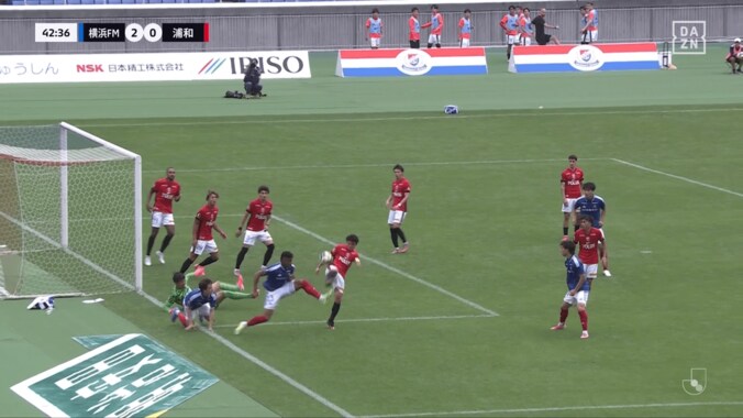 物議を醸すPK判定！“二度ファウル疑惑”に浦和ファン不満「接触は怪しいけどオフサイドだよね？」「VARの確認漏れかね」OFRなしでネット大荒れ 5枚目