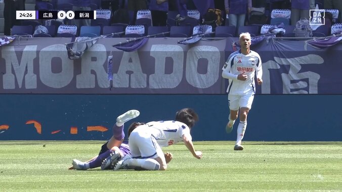 「カード出せや」「危険すぎる」後ろからガッツリの“デススライディング”炸裂もノーカード判定でファン不満爆発「残り足で挟んでるやん」 5枚目