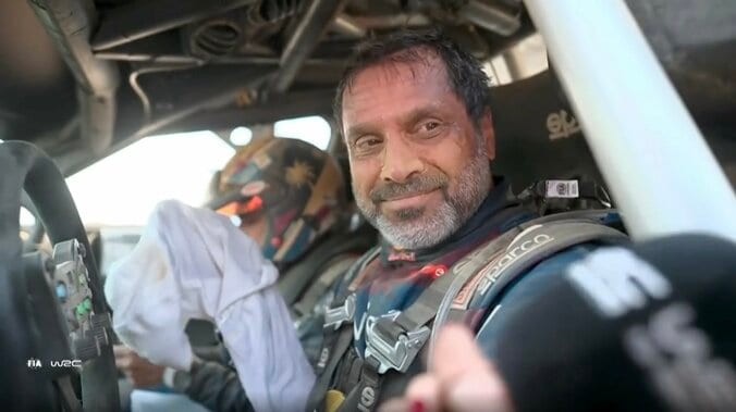 “砂漠の王者”、世界ラリーでリアハッチ外れるも“砂まみれで”激走！ 信じ難い光景に「軽量化レベル100」SNSでイジられる 4枚目