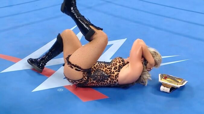 ティファニーは後頭部を強打し悶絶