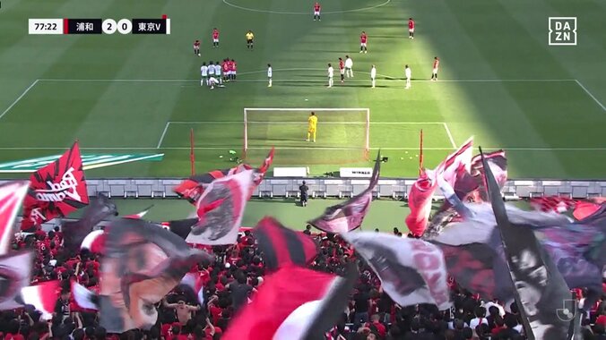 何やってんだよ！DOGSO発動で一発退場！「言い訳できない」背後への抜け出しに手を使って決定機阻止した瞬間「ここで退場は痛すぎる」 3枚目