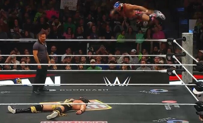 ヘッドバッドを“仕掛けた方が失神”する前代未聞の珍事「なんでそうなる？」「コントかよ」 3枚目