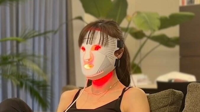 【写真・画像】56歳“奇跡の美魔女” 美容家電を装着した衝撃姿を公開　1枚目
