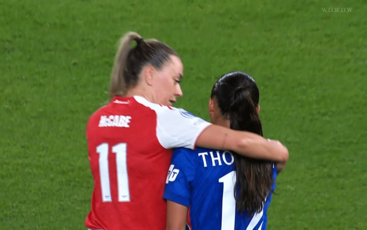 マッケイブ（左）はトンプソン（右）にSNSでも謝罪