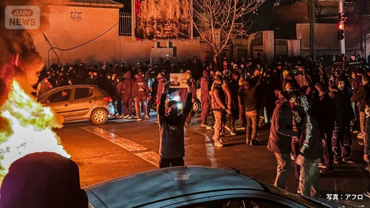 2026年1月9日、イランの首都テヘランで行われた抗議活動で、道路を封鎖して集まった国民たち（写真：Abaca/アフロ）