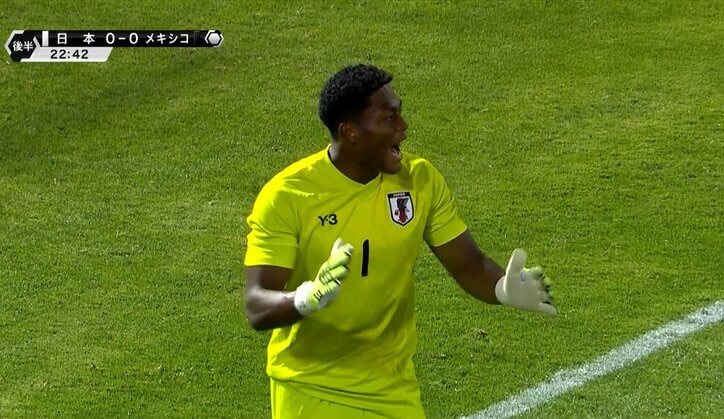 【写真・画像】PKなしで物議！日本代表FWが突き飛ばされる…「こんなダーティーを許していいのか」「審判が見てない」ボール無関係のファウルをVARも見逃した瞬間　1枚目