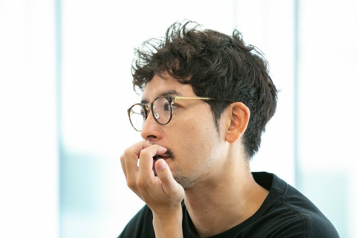 ２代目バチェラー 小柳津林太郎流キステクニック「STEP1 顎に手を添える」