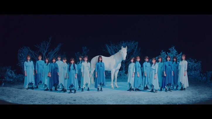 日向坂46、新曲「青春の馬」MVが解禁 小坂菜緒と濱岸ひよりがペアで軽快なステップ踏む