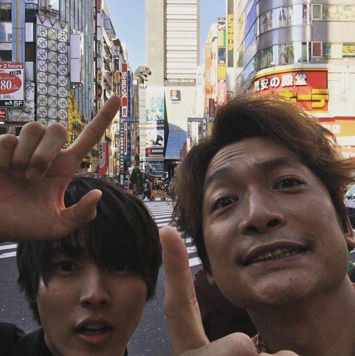 香取慎吾&山崎賢人が歌舞伎町に降臨 ゴジラを背に“インスタ映え”に挑戦