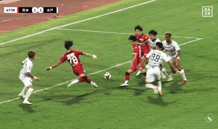 古長谷千博（右）と神代慶人（左）はほぼ同時に足を振り抜く