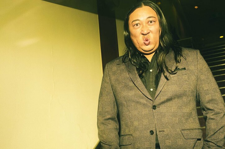 秋山竜次、品川ヒロシ監督作『戦湯~SENTO~』に全裸で出演!マッサージ師お墨付きの「ちゅるちゅる」の身体に椿油を塗って挑む