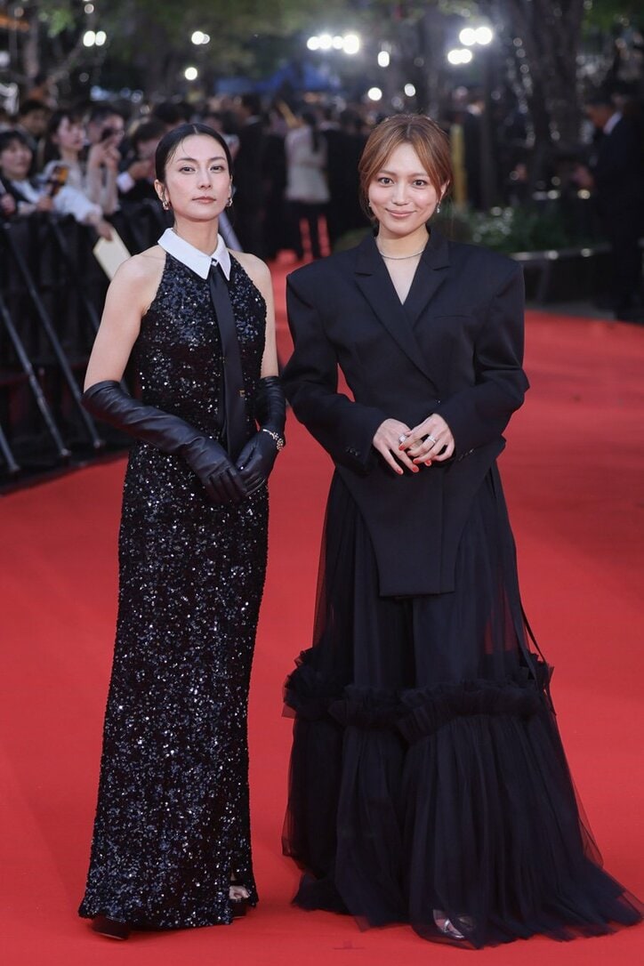 【写真・画像】柴咲コウ、圧巻のオーラでレッドカーペットを席巻! 深いスリットから覗く美脚に視線釘付け 2枚目