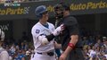 ごめんなさい!大谷翔平が球審に笑顔で“全力謝罪”1打席でファウルが2度も直撃の珍場面が発生
