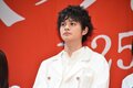 北村匠海、“目元ドアップ写真”で23歳誕生日を報告 イルカと戯れる笑顔のショットも