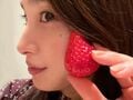 「美が際立ってる」「ピカピカに光ってる」土屋太鳳の“小顔ぶり”際立つイチゴとのドアップショットにファン称賛