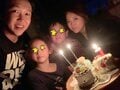 金子貴俊、娘の7歳誕生日を祝う家族ショット公開「餃子を100個包みたっぷり焼きましたー！」