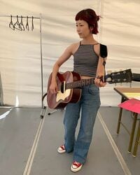 木村カエラ、アコースティックギターを抱え真剣な表情を浮かべる舞台裏写真公開「本番前で緊張してる」