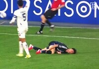 「荒くて怖い…」日本の至宝が“危険タックル”被害！ 英移籍内定の17歳・高岡伶颯が悶絶→実況解説陣も心配した瞬間【U20アジアカップ】 | サッカー日本代表 | ABEMA TIMES | アベマタイムズ