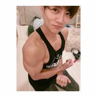 杉浦太陽、子ども達からの“父の日プレゼント”のタンクトップを着用　ムキムキの筋肉をアピール