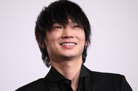 綾野剛、フードを被りたそがれる姿に「美しい」の声