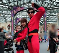 アレク&川崎希、インクレディブル・ファミリーコスプレでディズニーへ「恥ずかしいよ」